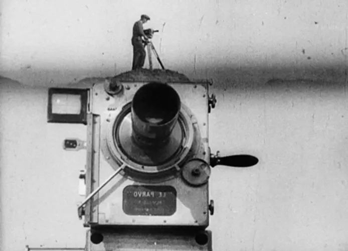 film-camera-standby-7uq72rzd6kgnkhhl.webp