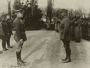 An image of a US General meeting another with soldiers present in the first world war..