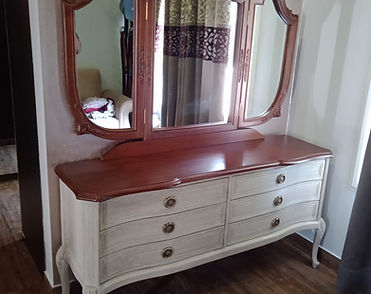 Client Testimonial – A Satisfied Customer Expressing Their Love for Our Dressing Table, Praising Its Elegant Design and Ample Storage for Beauty Essentials.