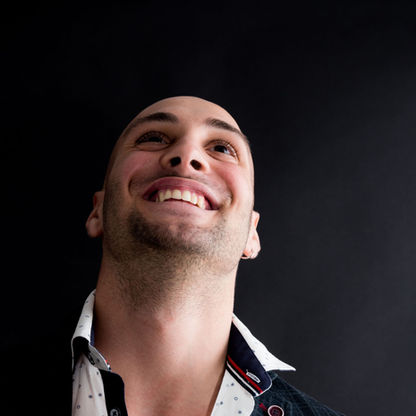Giuseppe Calculli che guarda verso l'alto sorridendo 