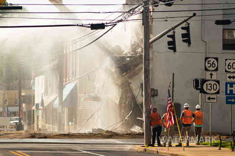 Building Destruction
Construction work; workers; demolition; demolition crew