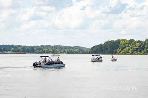 Pontoon on the Ohio River
boating; Landscape photogarphy; stock photography; rural kentucky; summer fun