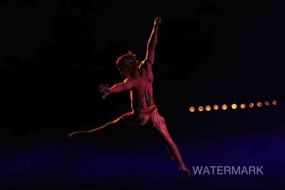 las vegas nevada cique de soliel mystere trapeze couple dancers swinging (18)-SharpenAI-Mo