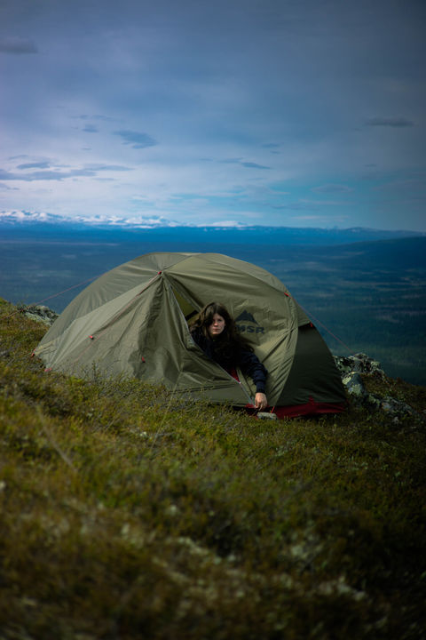 Schweden, Lappland, MSR Elixir 3, Frau heraustretend, Hohe Berge am Horizont im Norden, Travelfoto, Reisefotografie, Produktfoto
