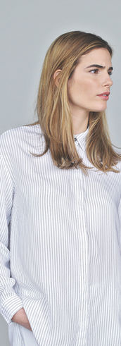 Modelo en la camisa blanca