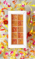 coffret pâtes de fleurs géranium rosat et mimosa dans écrin blanc , confiserie artisanal , sur décor floral