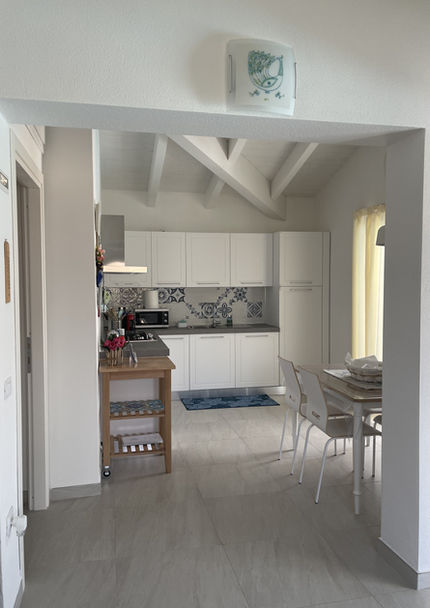 At Villa Agata, the bright and open-plan living area opens onto the veranda – ideal for meals and relaxation.