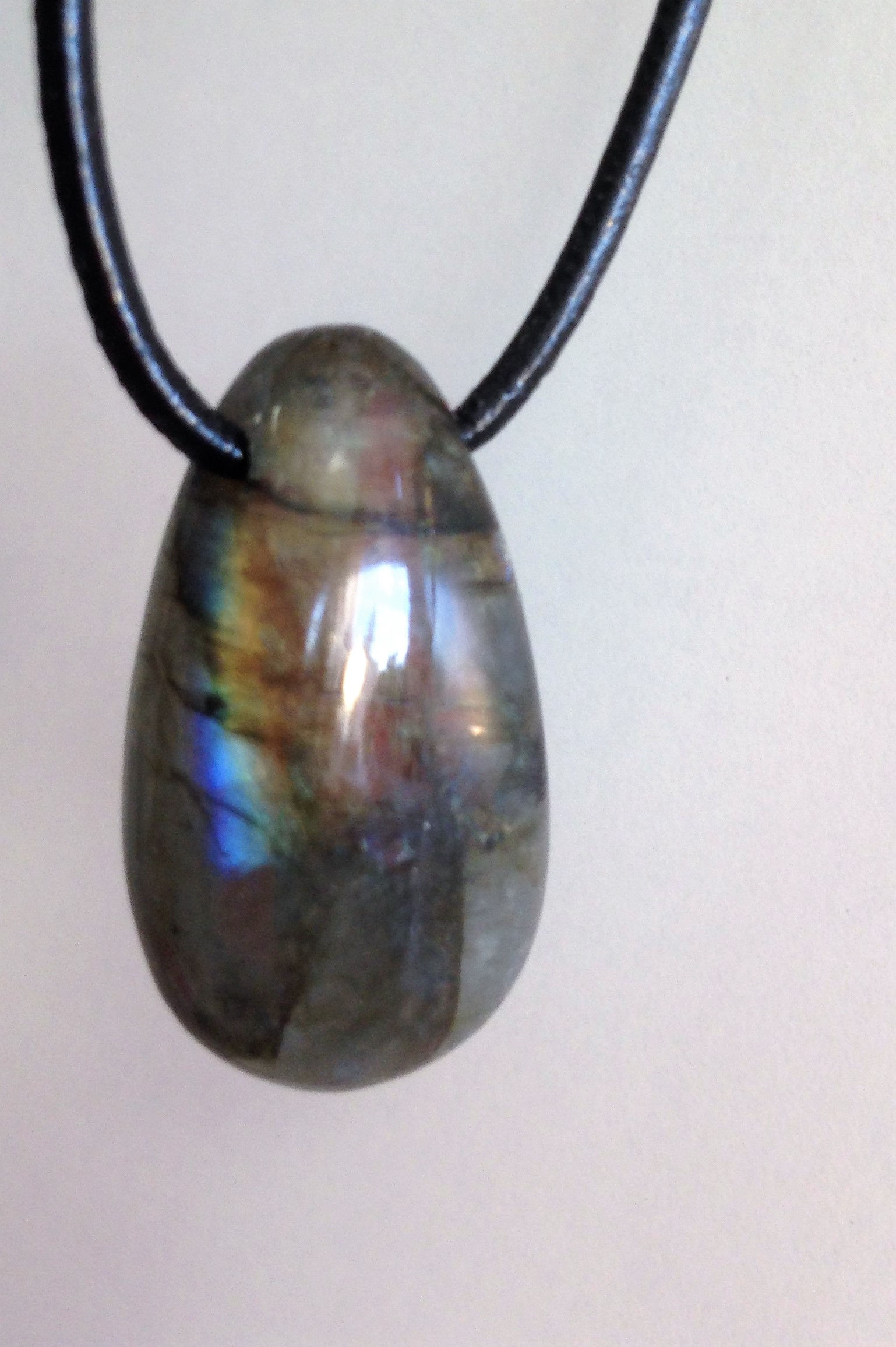 Labradorite percée et fil en cuir