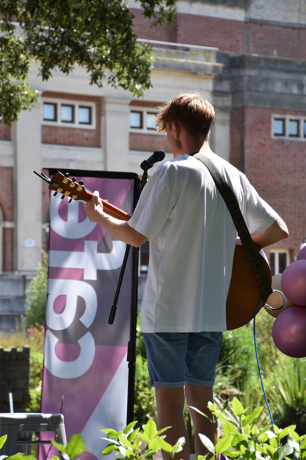 Live Music: Max Elmore 