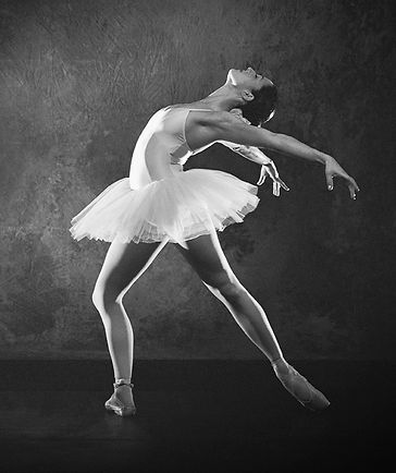 DanzaDove ti porta a teatro, tutta la danza che vuoi sempre con te. Realizzata da artedanzaE20 , Danza&Danza e Crome connette tutti i teatri italiani che promuovono la danza . 