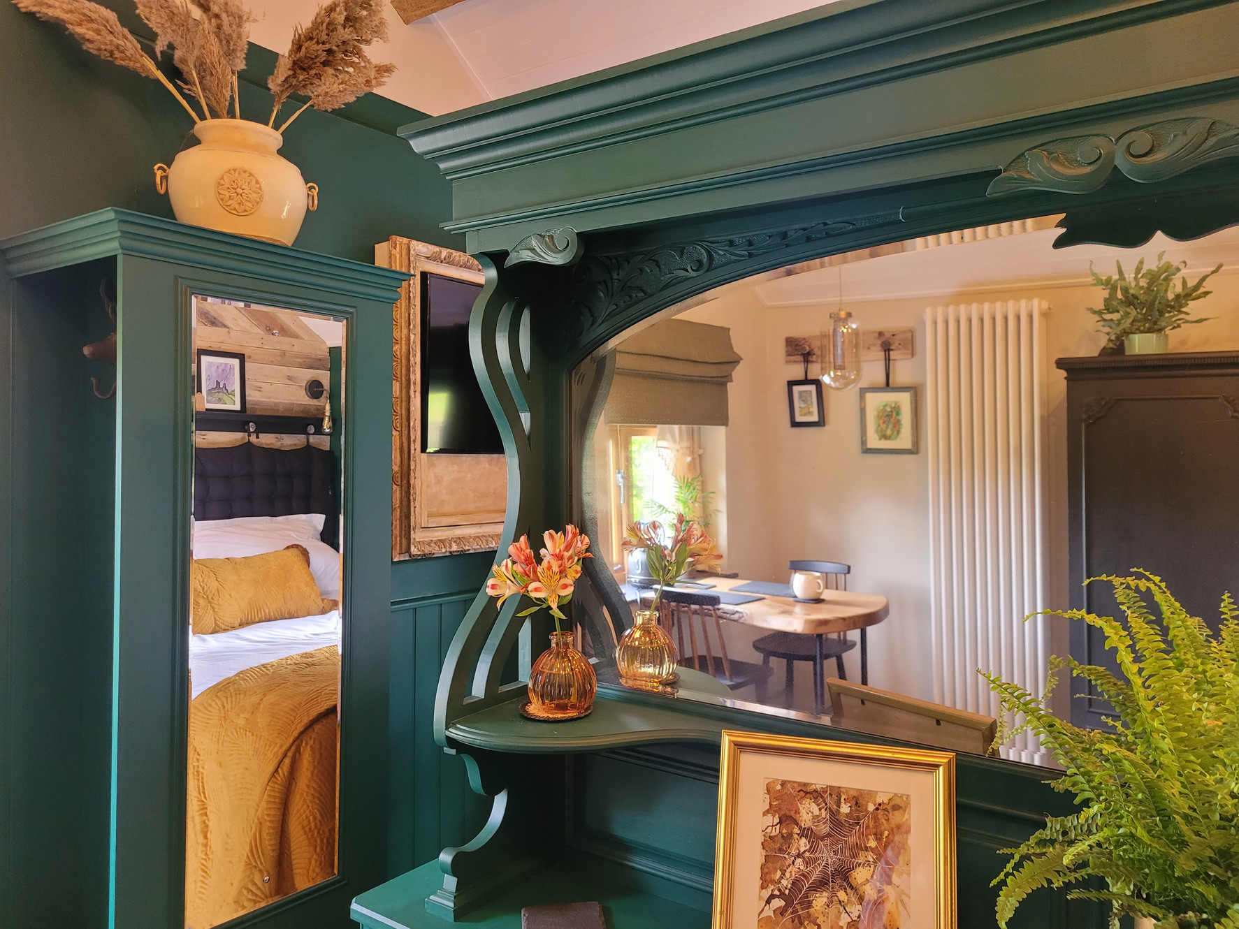 Luxury room mid Wales Kettle Tree Cabin