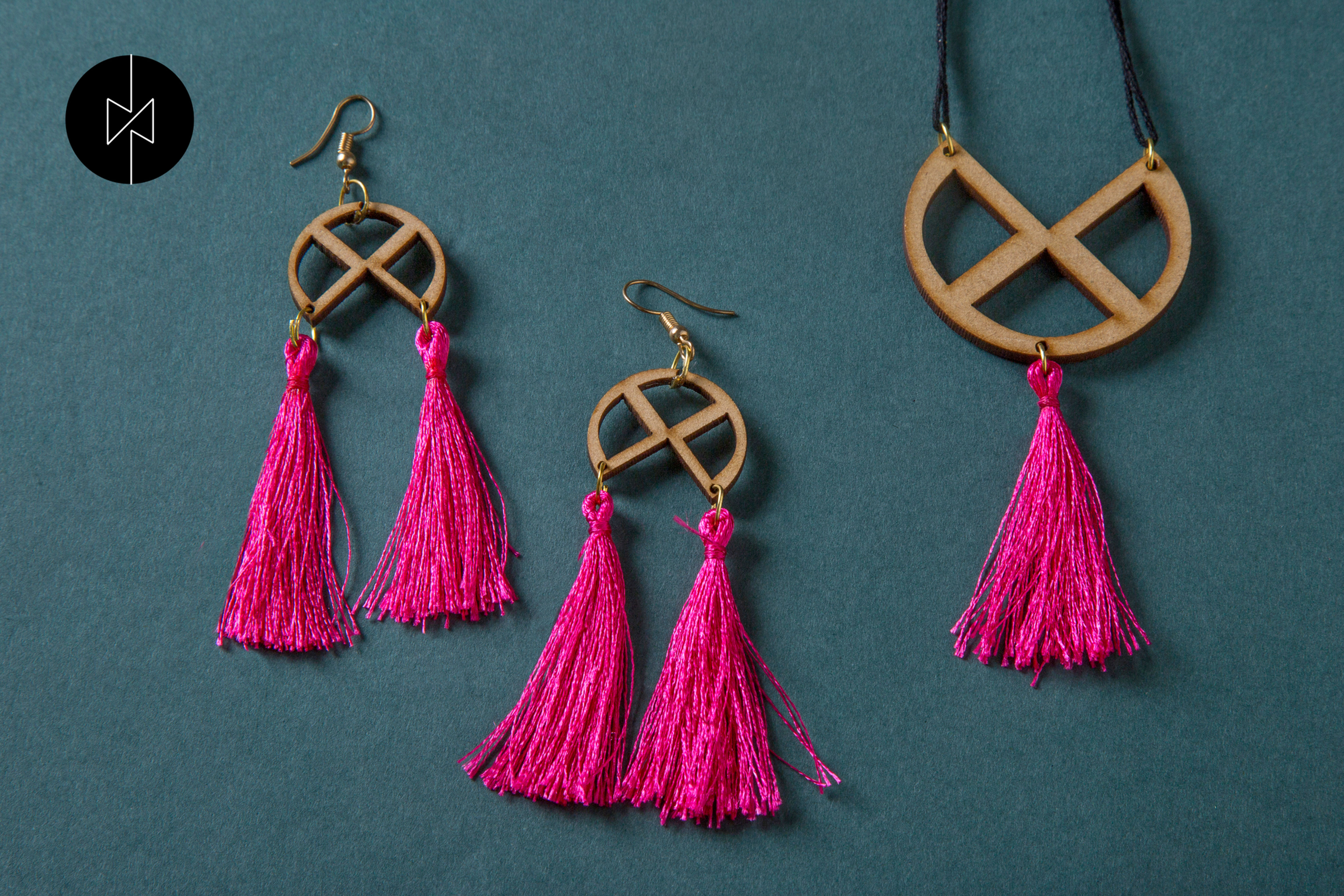 Pink tasselled quarter arch - TTW13