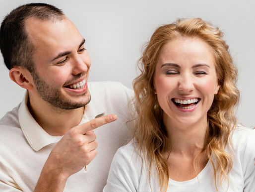 Clareamento dental no Dia dos Namorados: sorria com mais confiança nessa data especial