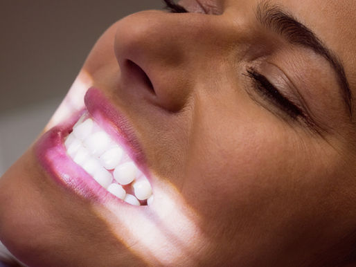 Clareamento Dental: Conheça os Tipos, Benefícios e Cuidados Para um Sorriso Mais Branco