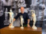 Conférencier sculpture Jean-Sébastien Raud enseignant le moulage Rodi creux-perdu à ses élèves adultes