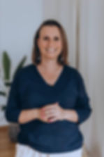 Paciente feliz después de recibir tratamiento hormonal bioidéntico para la menopausia con el Dr. Roberto V. Salim