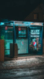 Una parada de autobús con publicidad 360 aplicada correctamente.