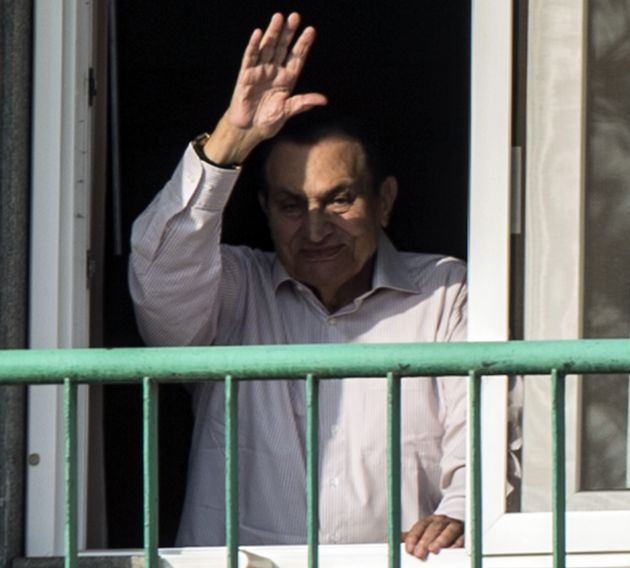 Egypt's former president Hosni Mubarak waves to people from his room at the Maadi Military hospital in Cairo in 2016, Hosni Mubarak, Hosni Mubarak dead, Hosni Mubarak sick, waving from his window