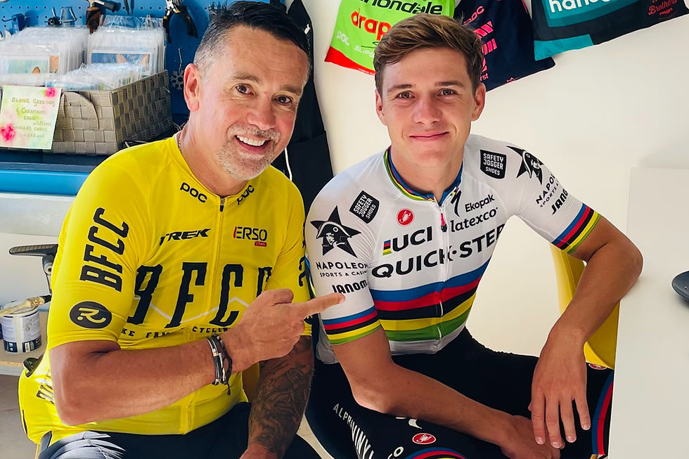 Radsportler genießen eine Tour an der Costa Blanca
