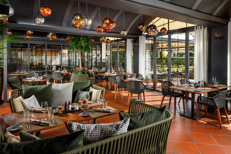 professionelle Restaurantfotografie für Hotelgastronomie, hochwertige Foodfotografie für Fine Dining Restaurants, stilvolle Interieuraufnahmen für gehobene Hotelrestaurants, luxuriöse Gastronomie mit stimmungsvoller Beleuchtung fotografieren, Hotelrestaurant mit eleganter Tischdekoration inszenieren, stilvolle Restaurantfotografie für Social Media, authentische Gästeerlebnisse im Hotelrestaurant einfangen, exklusive Hotelkulinarik für Werbezwecke visualisieren, stilvolles Restaurantinterieur für Hotel-Webseiten präsentieren, stilvolle Speisekartenbilder für gehobene Hotelgastronomie