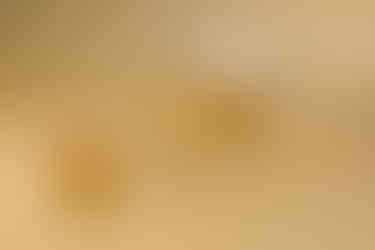 ภาพโคลสอัพก๊อกน้ำสีทอง THG Paris พร้อมมือจับคริสตัลสีอำพัน โดดเด่นด้วยงานฝีมือระดับพรีเมียม