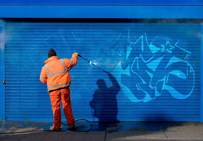 Reinigung der Graffiti-Wand