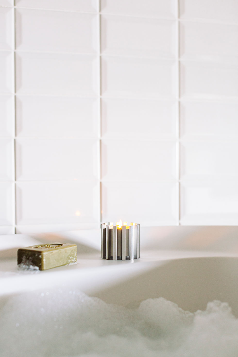 Bougeoir réversible en aluminium design posé sur une baignoire