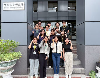 lab group photo 202604.jpg