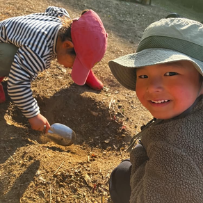 今日もポカポカのAKG☀️1人のお友だちが、フィールドの真ん中に掘られた穴を発見！
