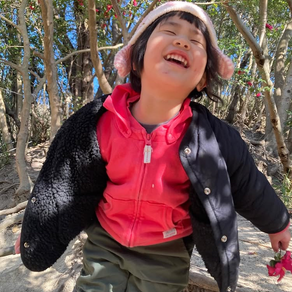 「あ!wormだ!」ブロックの中に小さなミミズを発見しました!🪱