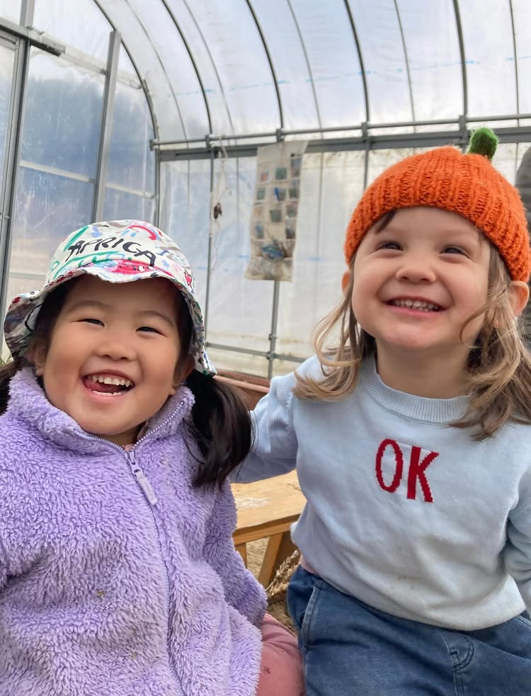 Sayaがポリポリとニンジンを食べていると、子どもたちも「私も欲しい！」と探しにいきます🥕