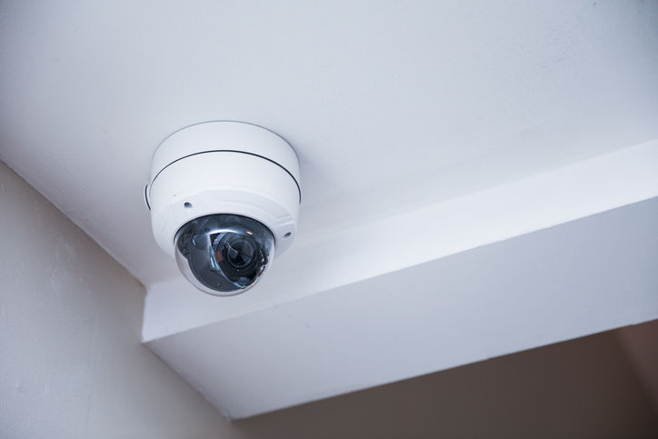 Câmera de vigilância instalada em copa não viola intimidade de empregados