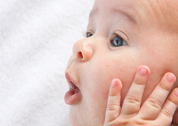 Baby das erstaunt schaut