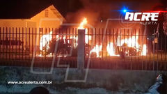 Incêndio atinge viaturas da Polícia Militar em Mâncio Lima e levanta suspeita de ação criminosa
