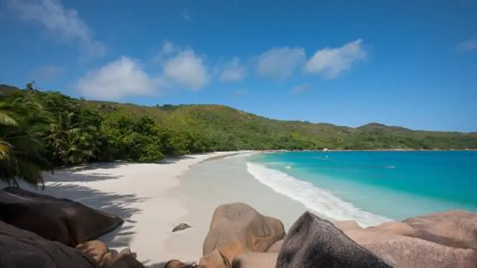 Anse Lazio auf Praslin mit Granitfelsen und türkisem Wasser