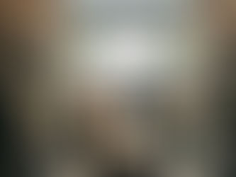 Retailer uses Treue on her tablet to offer personalised shopping experiences to customers in a stylish boutique.