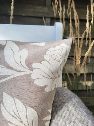 Kissen aus Halbleinen mit floralem Muster
