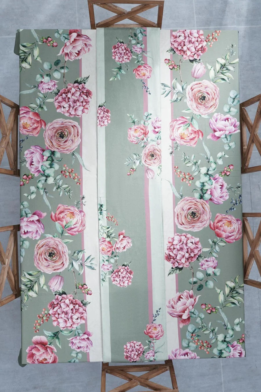 Thumbnail: Parisian table runner