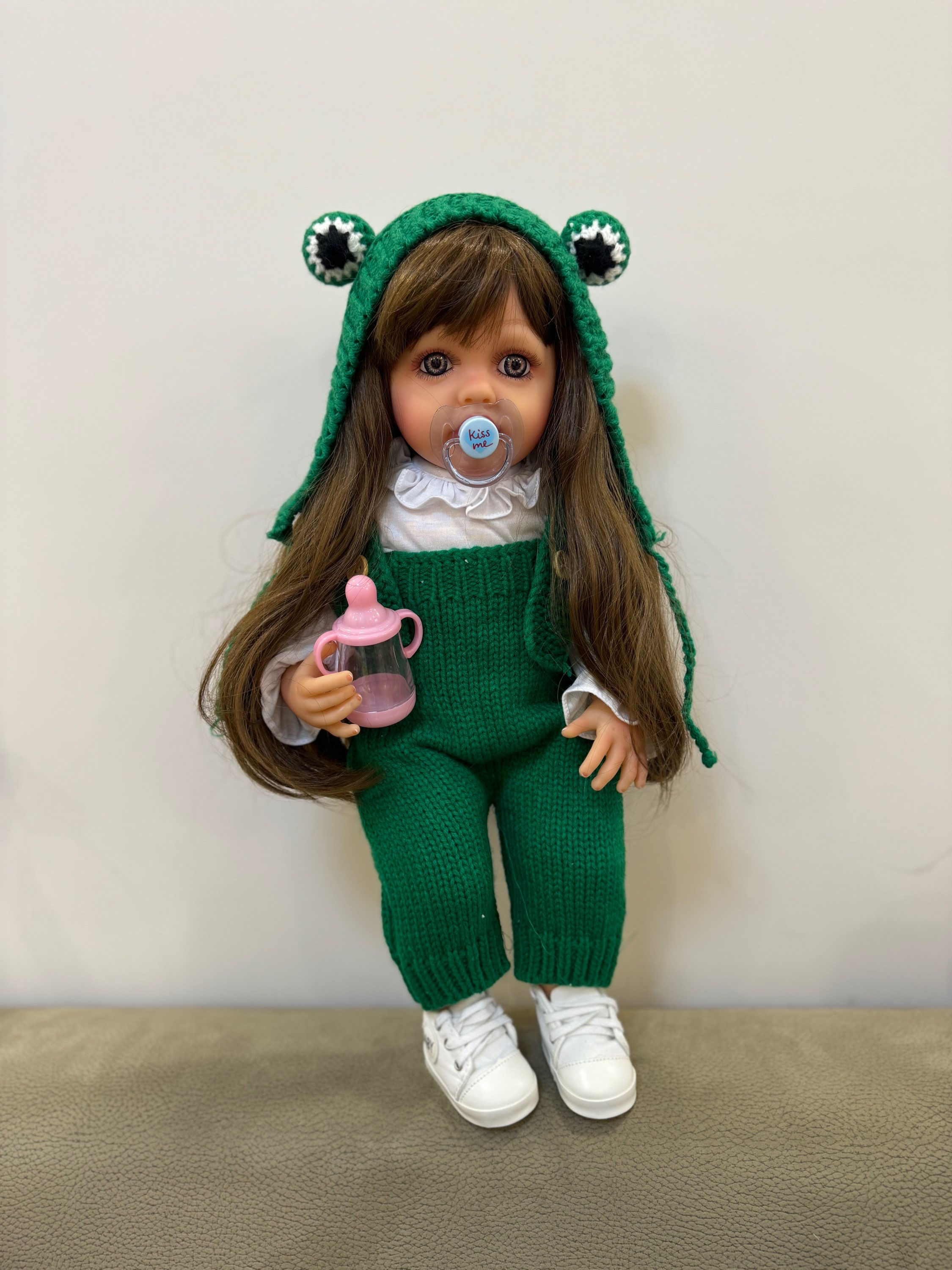 Հայերեն խոսող բազմաֆունկցիոնալ սիլիկոնե փափուկ տիկնիկ կանաչ հագուստով աչքերով