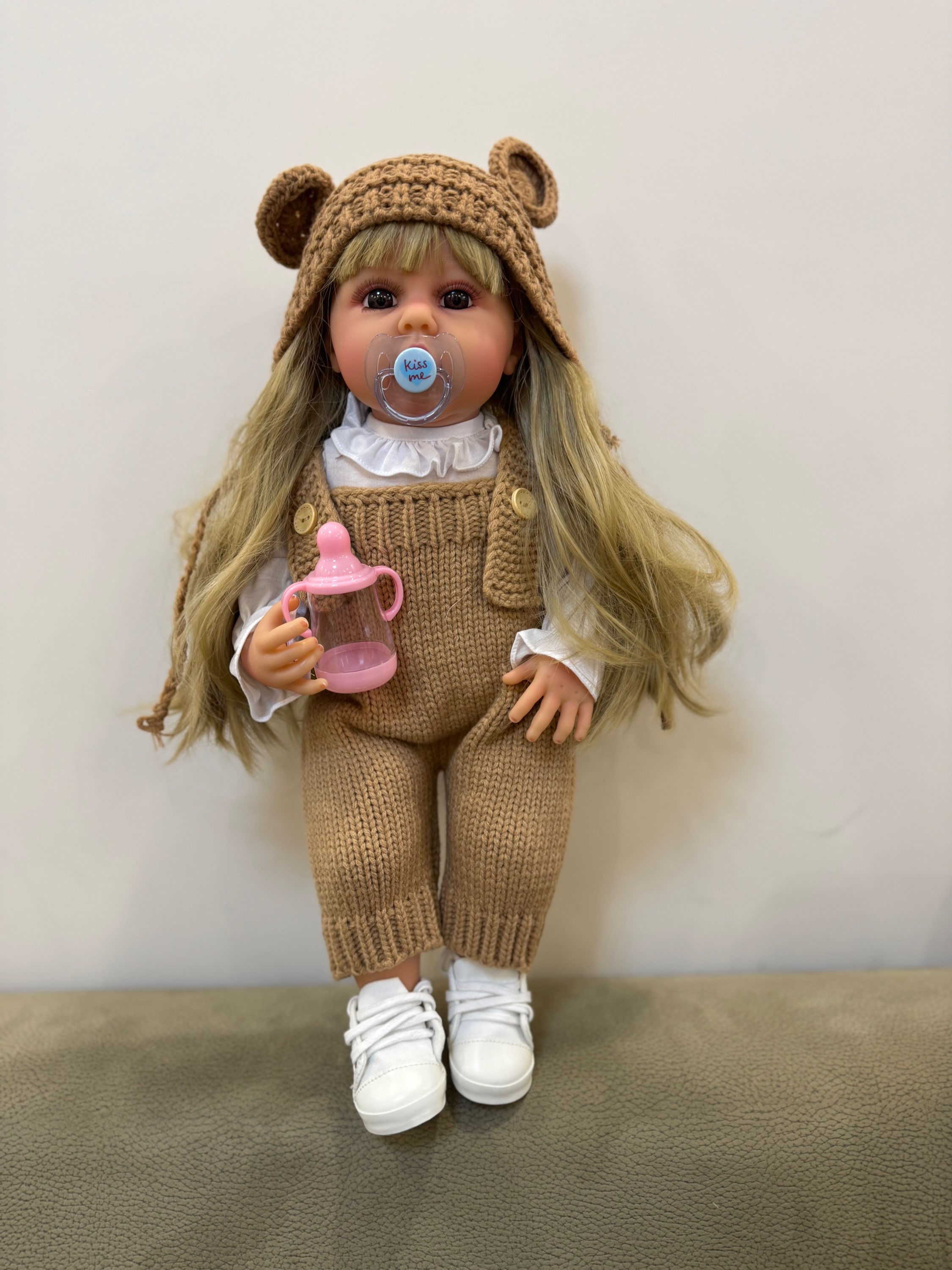 Հայերեն խոսող բազմաֆունկցիոնալ սիլիկոնե փափուկ տիկնիկ շականակագույն հագուստով