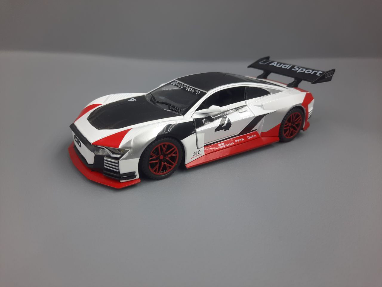 Մետաղյա մեքենա Audi e-tron Vision Gran Turismo սպիտակ