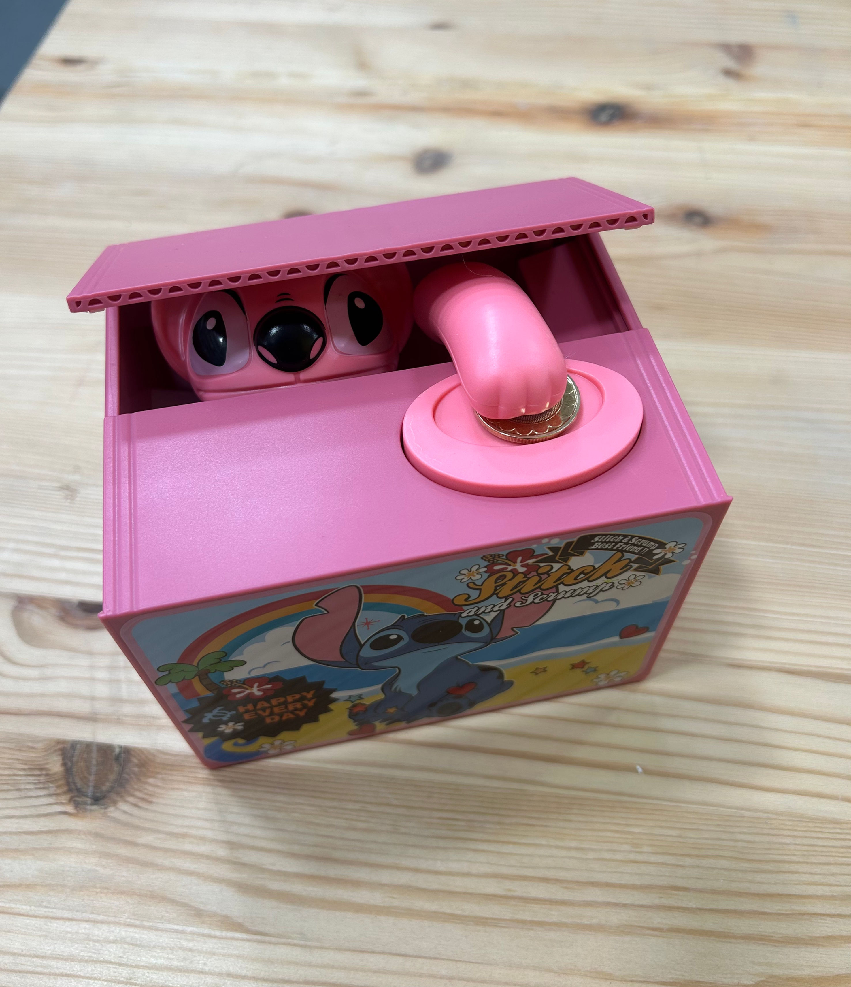 Մետաղադրամը վերցնող Stitch խնայատուփ 