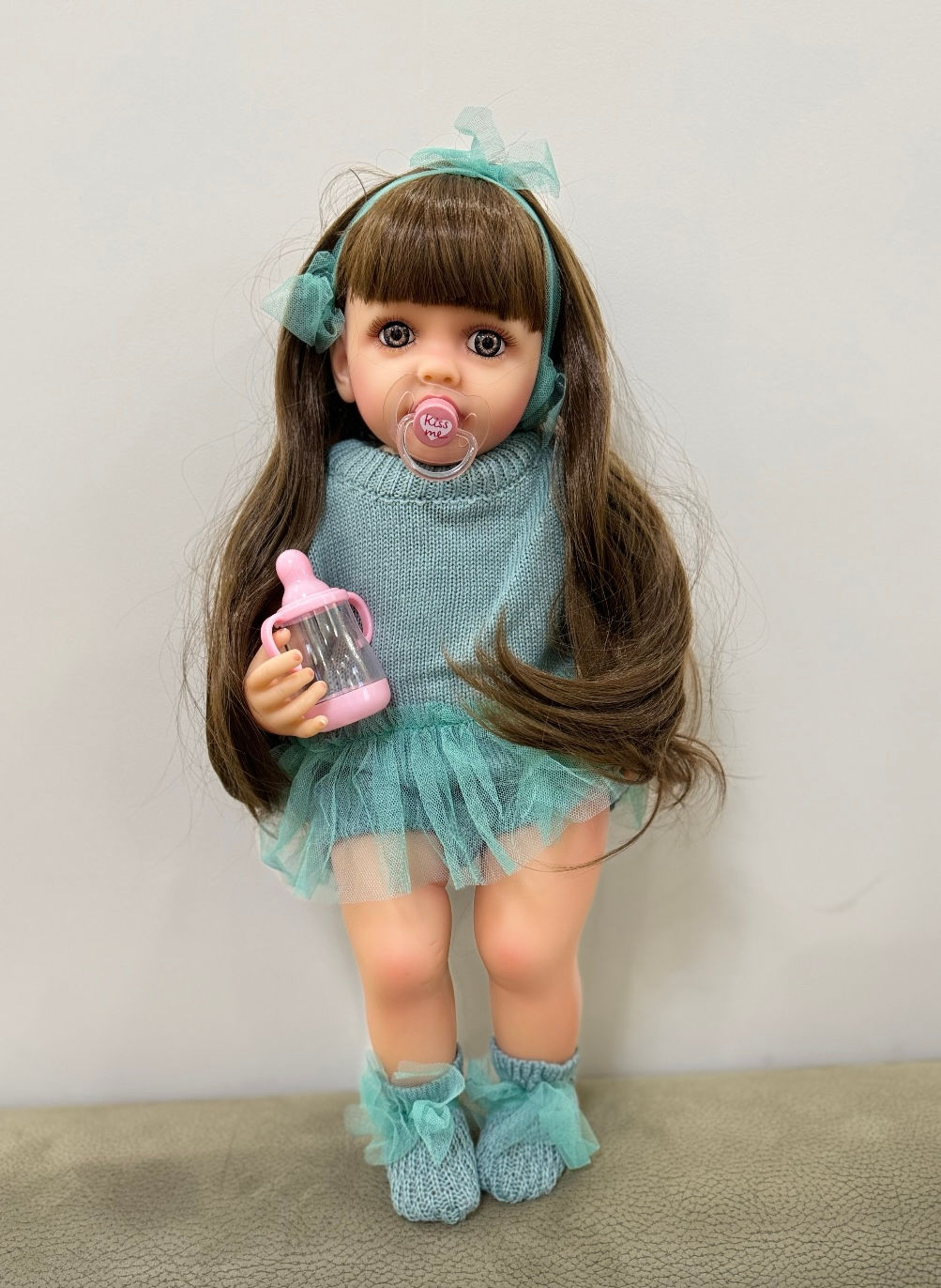 Հայերեն խոսող բազմաֆունկցիոնալ սիլիկոնե փափուկ տիկնիկ փիրուզագույն շորիկով