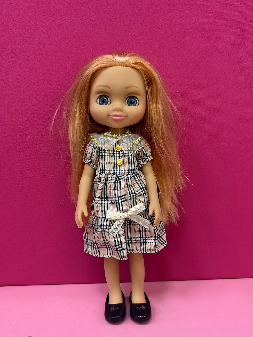 Հայերեն երգող տիկնիկ Burberry հագուստով