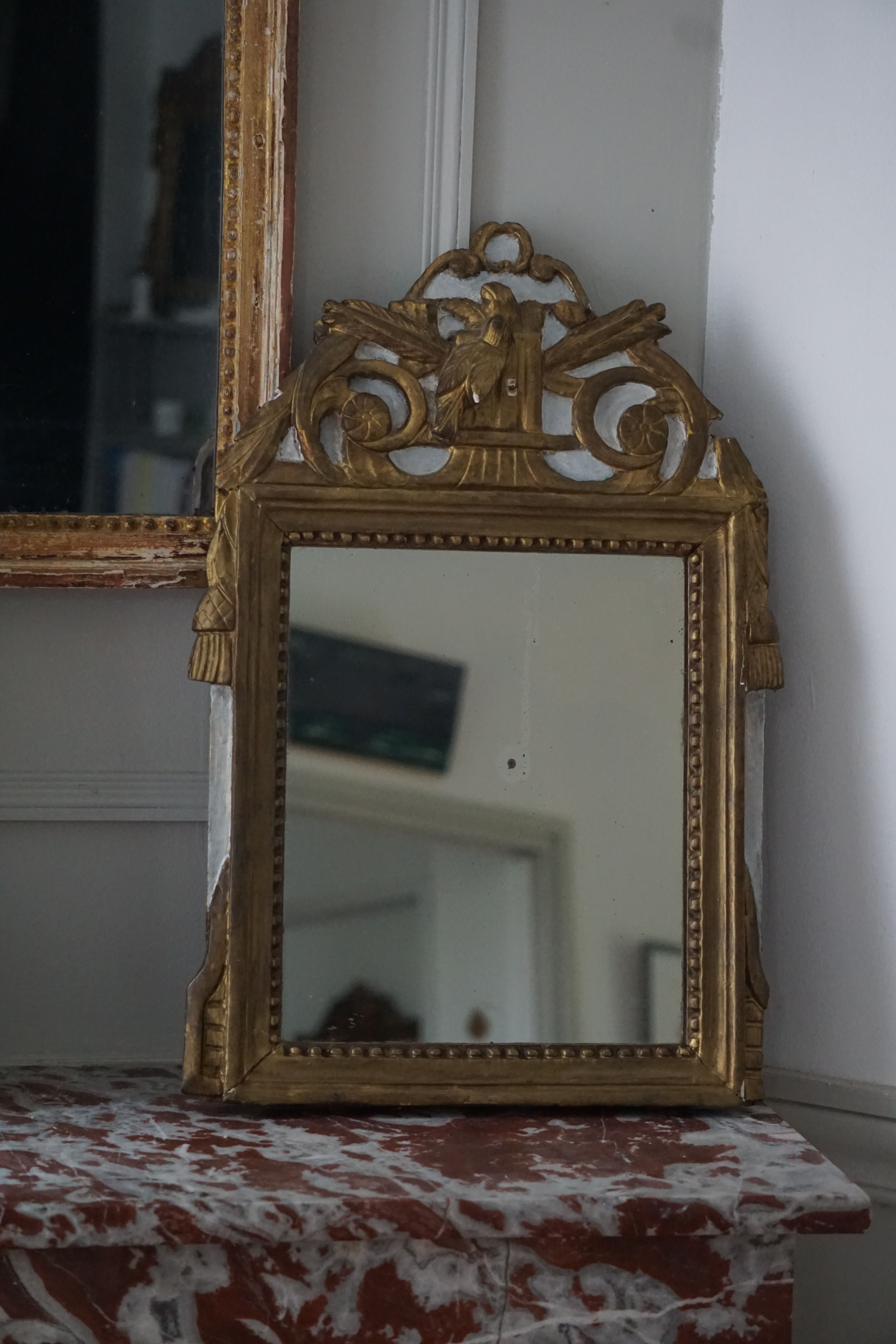 Petit miroir à fronton