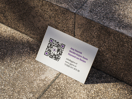 Dubbelzijdige visitekaartjes met aan de voorzijde het logo en aan de achterzijde een customized qr-code en de overige gegevens.
