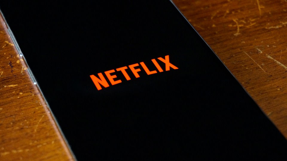 Logo Netflix sur un écran de téléphone