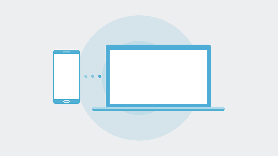 Une image d’un smartphone et d’un ordinateur portable