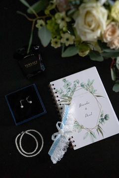 Hochzeitsdetails – liebevoll arrangierte Papeterie, Ringe & Accessoires