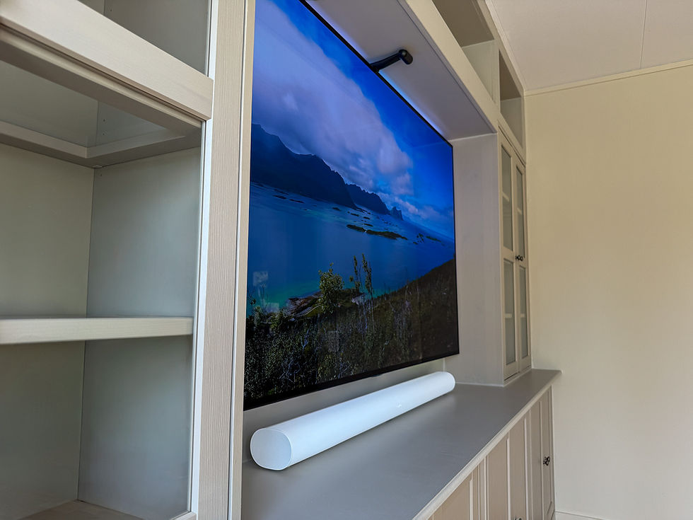 Detalj av den specialanpassade bänkskivan med fräst framkant, Sonos Arc och LG OLED-TV.